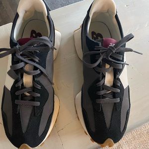 New Balance 327 Navy New Size 8 never worn